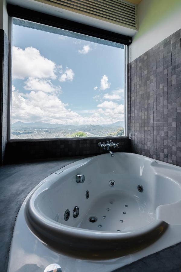 Mount Blue Kandy Bagian luar foto